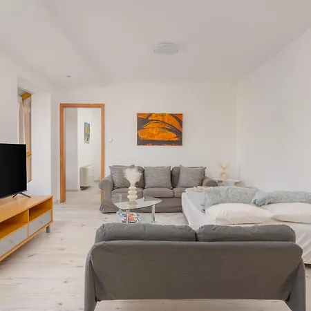 Courtyard By The Basilica Daire *